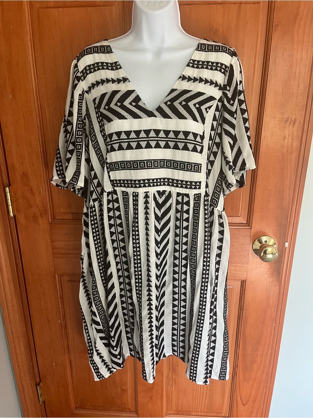 Old Navy Black & White Geometric V-Neck Tunic